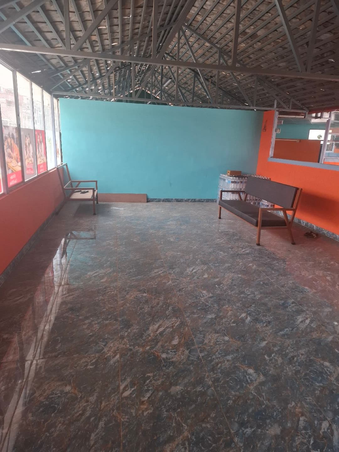 सातदोबाटो बाट लगनखेल जाने मेन बाटो मा पार्किङ सुबिधा भएको एक तला माथी कमर्सियल स्पेस खाली छ। सबै सुबिधा भएको।