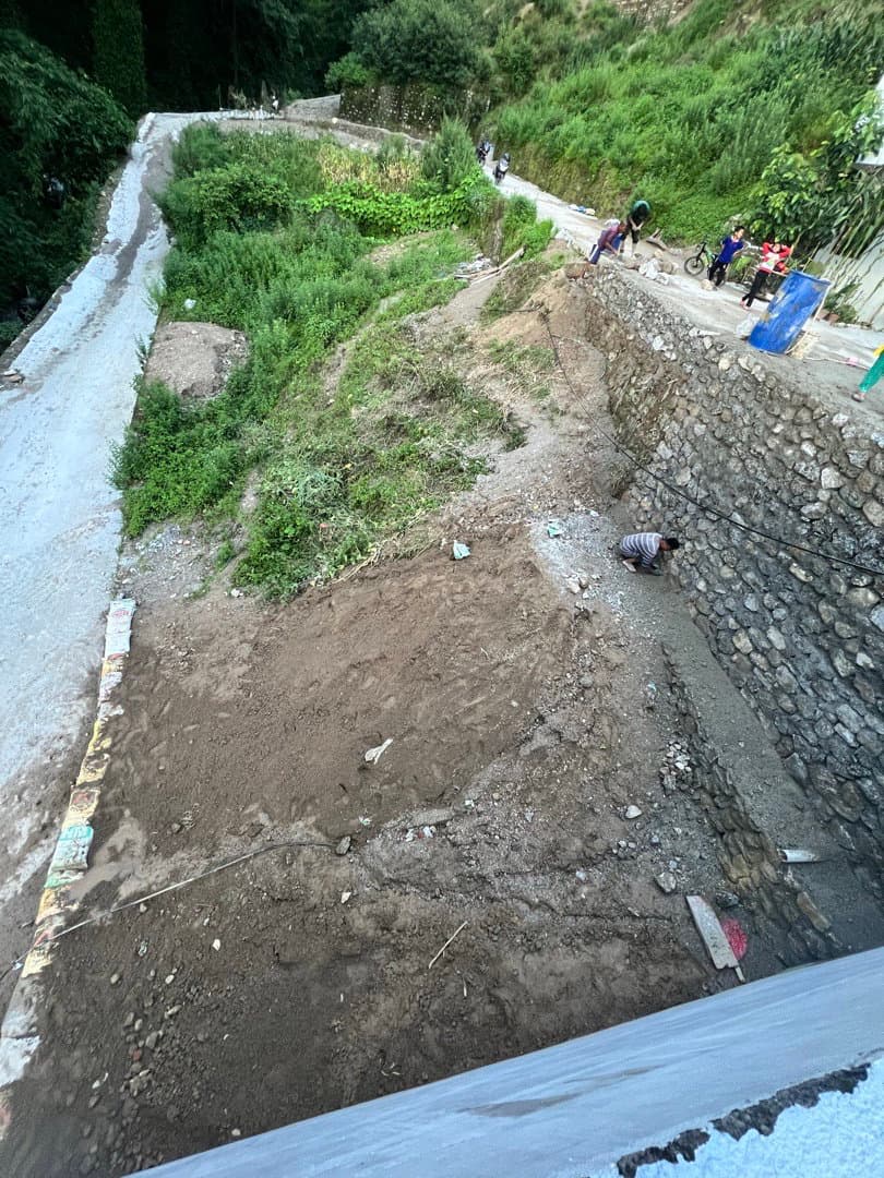 4 aana land at Taulung budhanilkantha 18 feet road touched,its dhalan road.