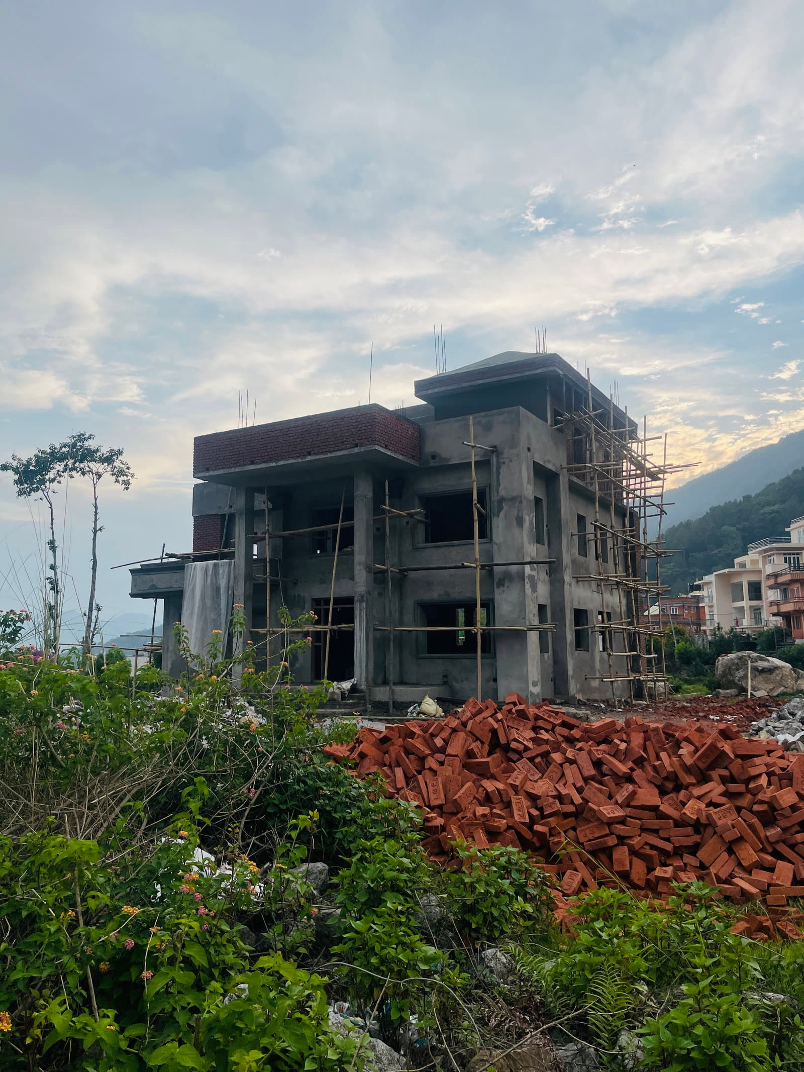 'निर्माणाधीन घर बिक्रीमा'