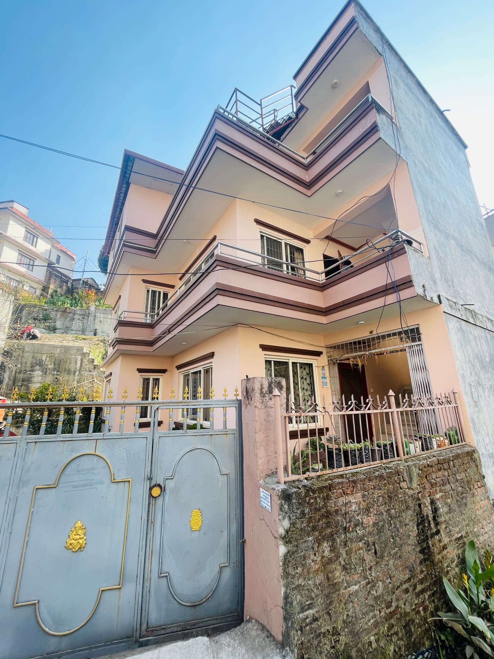 ६ आना जग्गामा बनेको सुन्दर ३ तले घर गनेश चोक भित्र