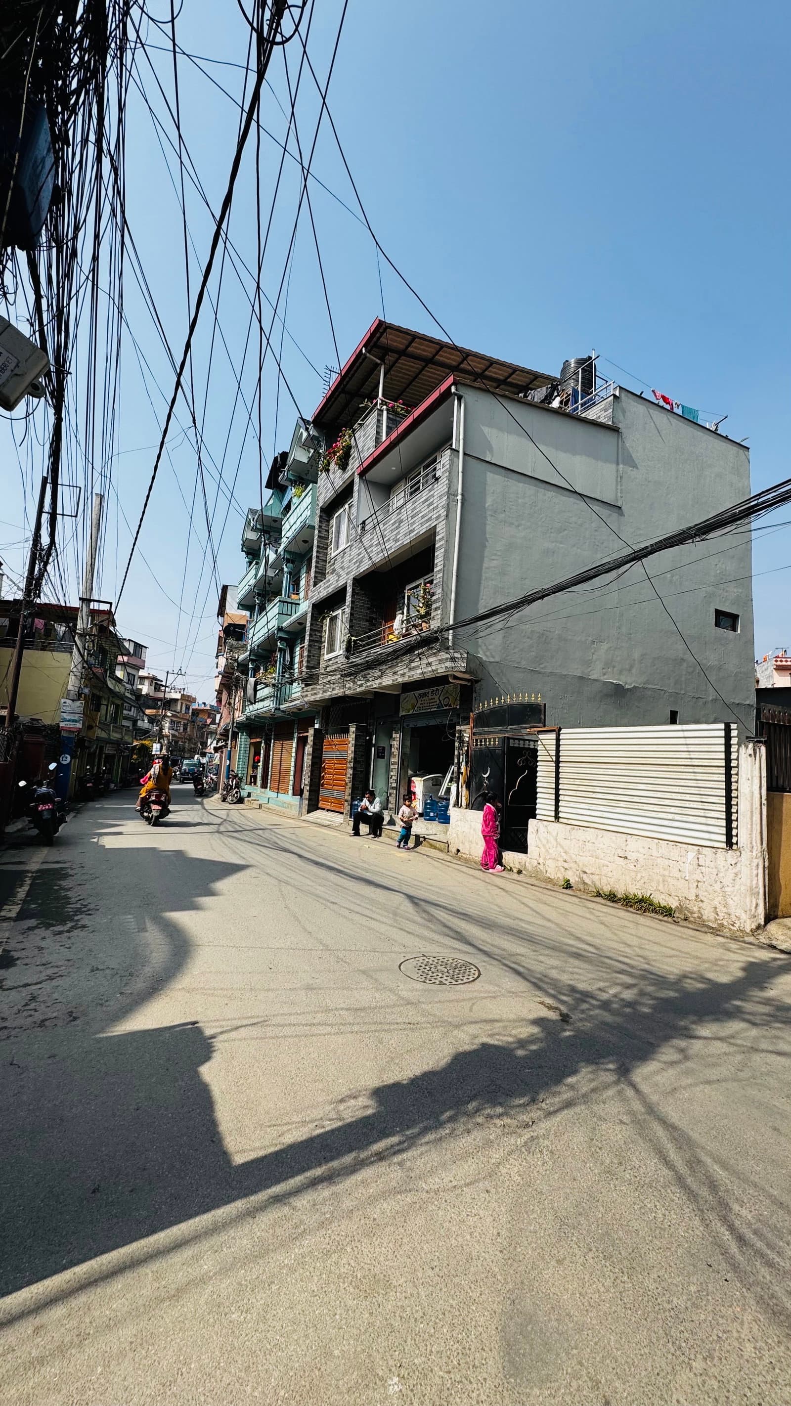 व्यापार सञ्चालनका लागि अत्यन्त उपयुक्त घर।